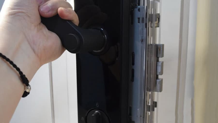 Features You Should Consider Before You Buying Door Locks