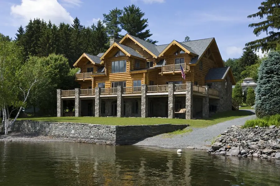Exploring the Advantages of Well Located Lake Houses