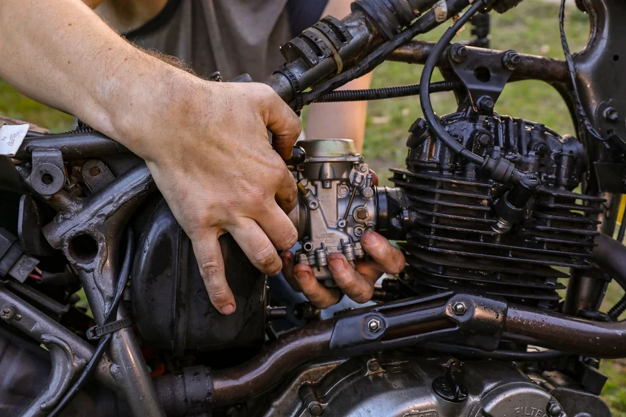 KFX400 398cc Engine Details ATV single cylinder engine showing DOHC design and carburetor layout