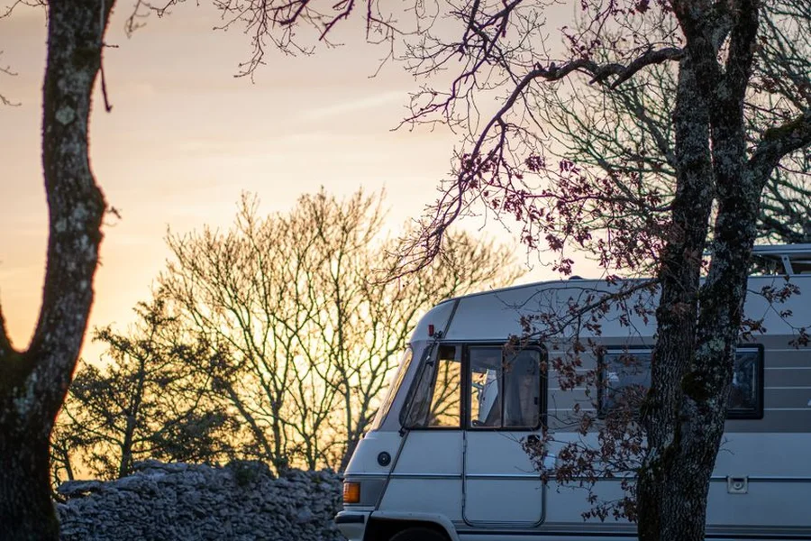 Camper Heat Pump Guide: RV Rooftop Heating, Efficiency & Tips